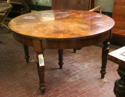 Tavolo tondo con decoro ad intarsio